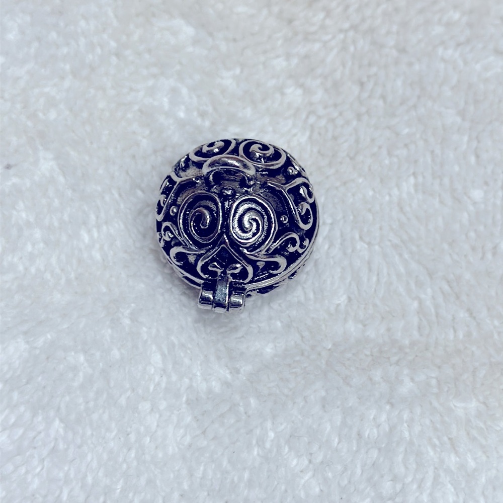 Prayer Box Charm - Picture 2 of 4